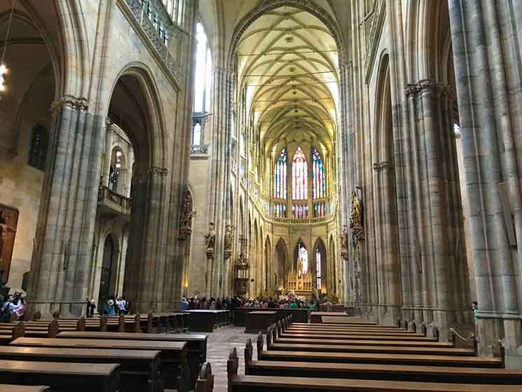 聖ヴィート大聖堂の見どころ完全解説｜内部構造・ステンドグラス・観光