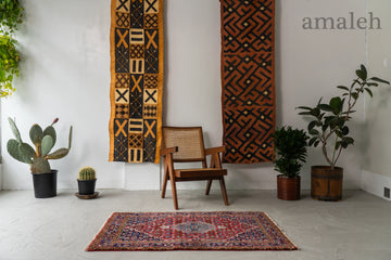 MEDIUM SIZEのヴィンテージラグ・トライバルラグ・手織りの絨毯