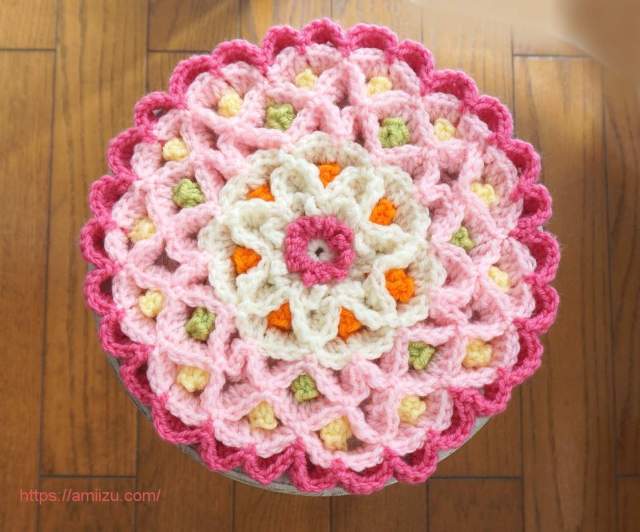 かぎ針編みのスツールクッション wiggly crochet・円座の応用【作品