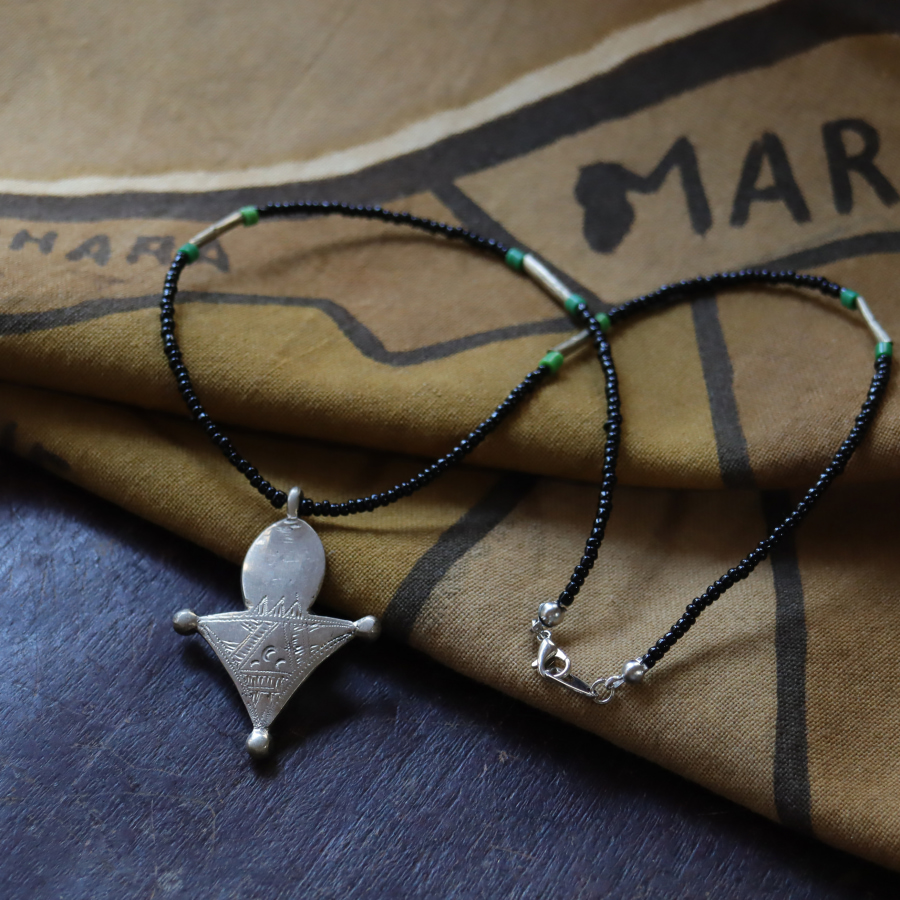 amphora / トゥアレグクロス ペンダント ビーズネックレス【現品お届け】