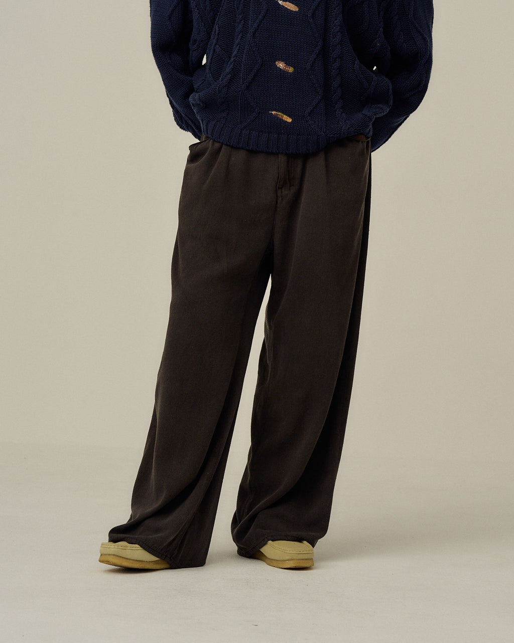 SILK WIDE SLACKS(D.OLIVE) – ANCELLM