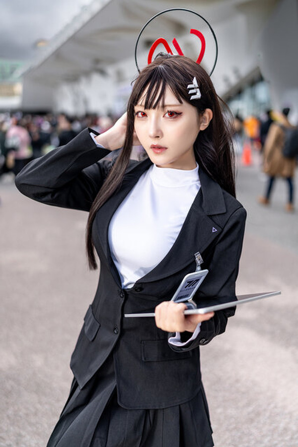 コスプレ】スラリと伸びた美脚&黒タイツが魅力的… 「ブルアカ」リオ