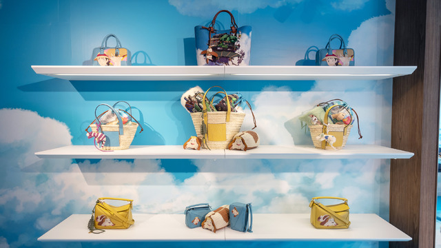 スタジオジブリ「ハウルの動く城」“ロエベ”コラボアイテムが発売