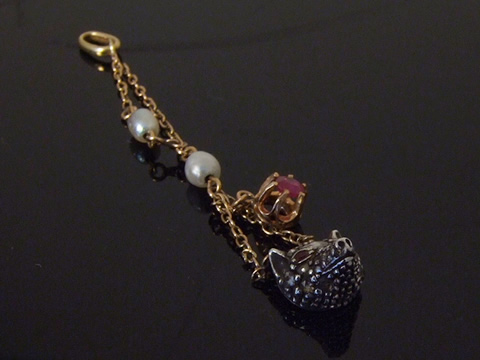 ウサギ（兎）のアンティークチャームペンダント