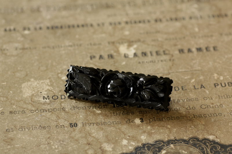 ウィットビージェットブローチ 薔薇ローズ ヴィクトリアン