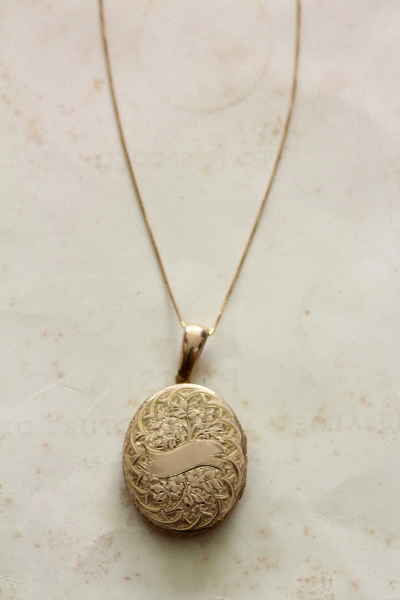 アンティークゴールドロケットペンダント アイビーリーフ ヴィクトリア