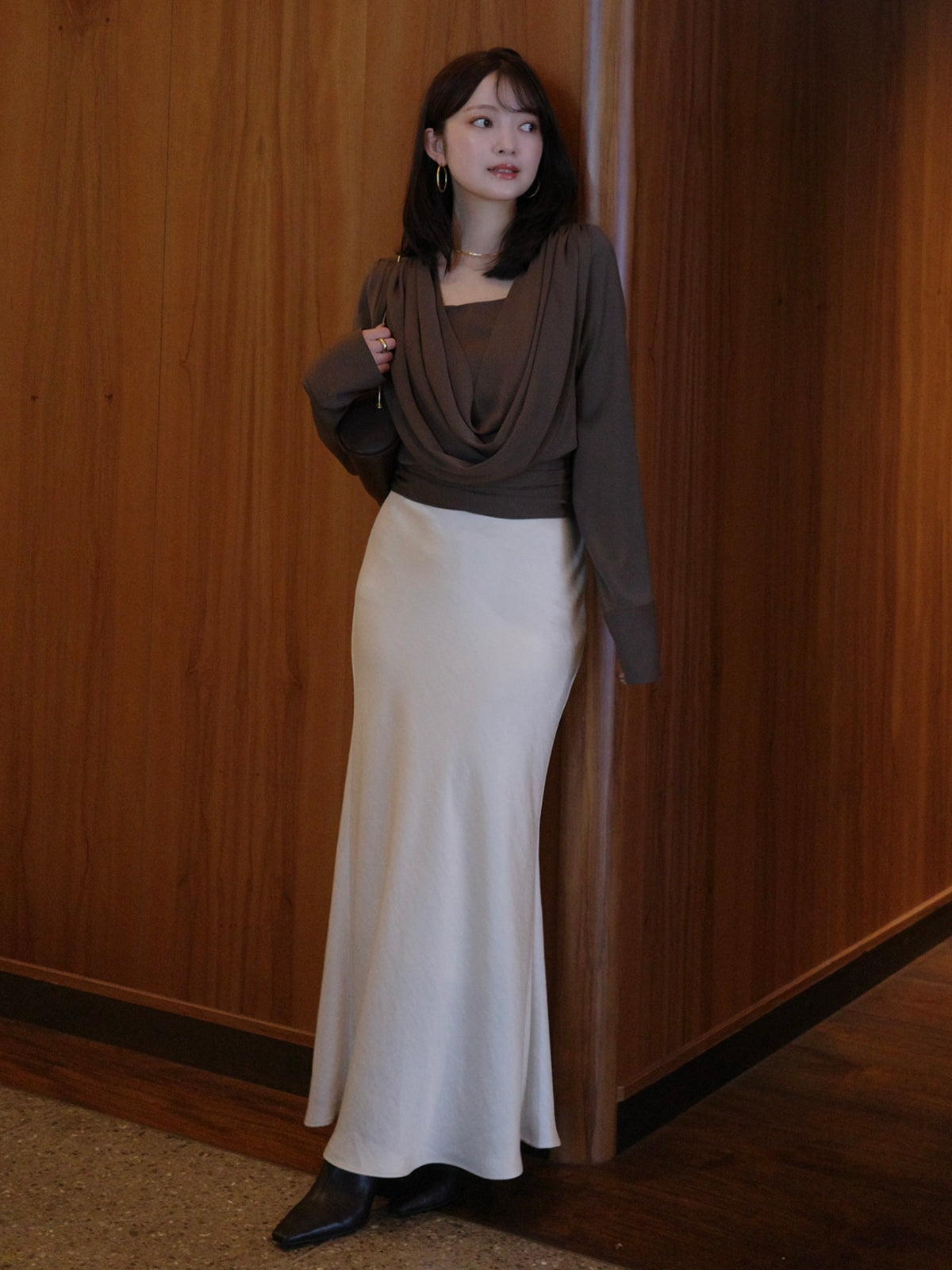 パウダーサテンドレープトップス