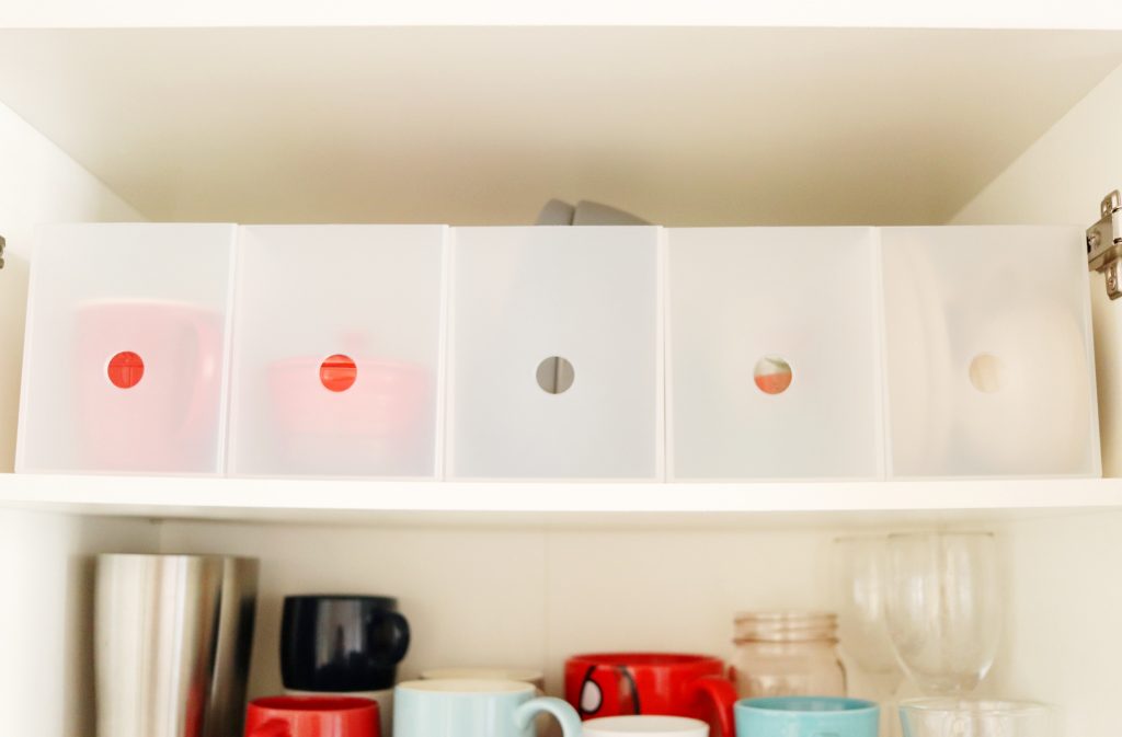 無印良品」の3アイテムで！食器棚を簡単に使いやすくする方法 - 朝時間.jp