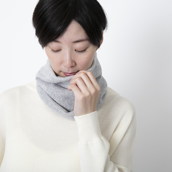 締め付け感なく首にフィットする「el alto カシミヤ100%ネック
