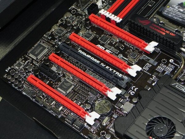ASCII.jp：ASUS製マザー「Rampage IV Extreme」が発売開始！