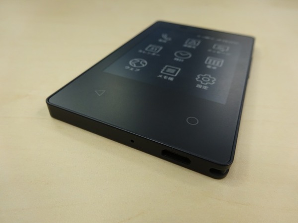 約47gで電子ペーパー搭載 世界最薄・最軽量のドコモ「カードケータイ