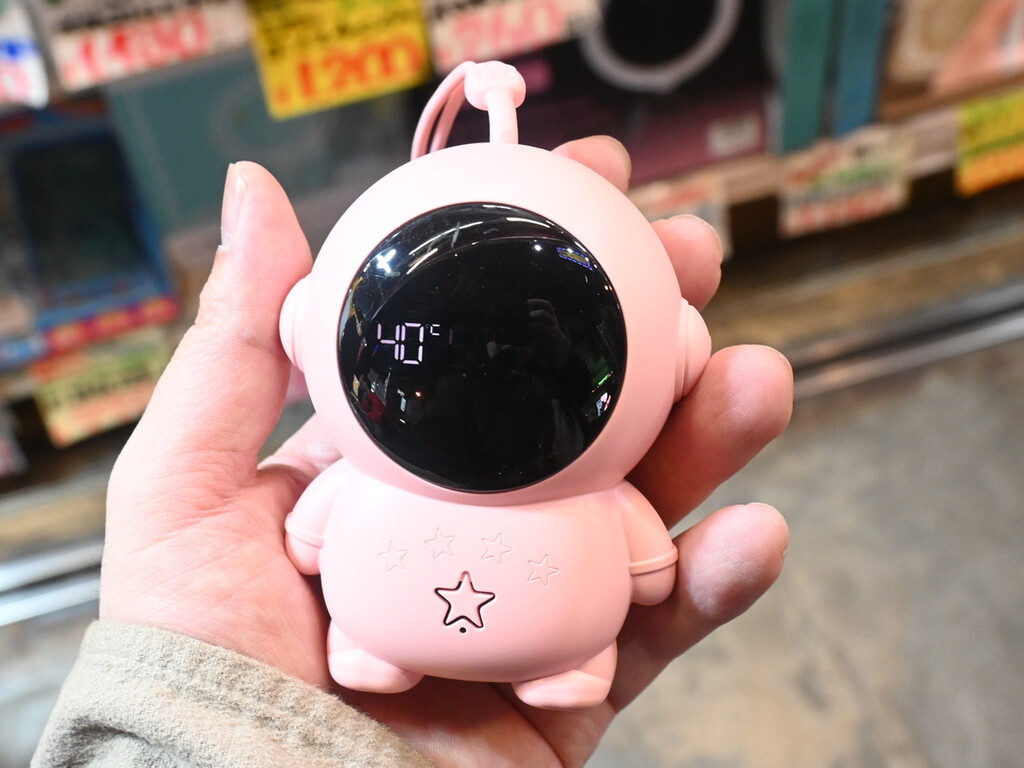 繰り返し使える充電式のカイロ「アストロノート 充電式カイロ」が660円