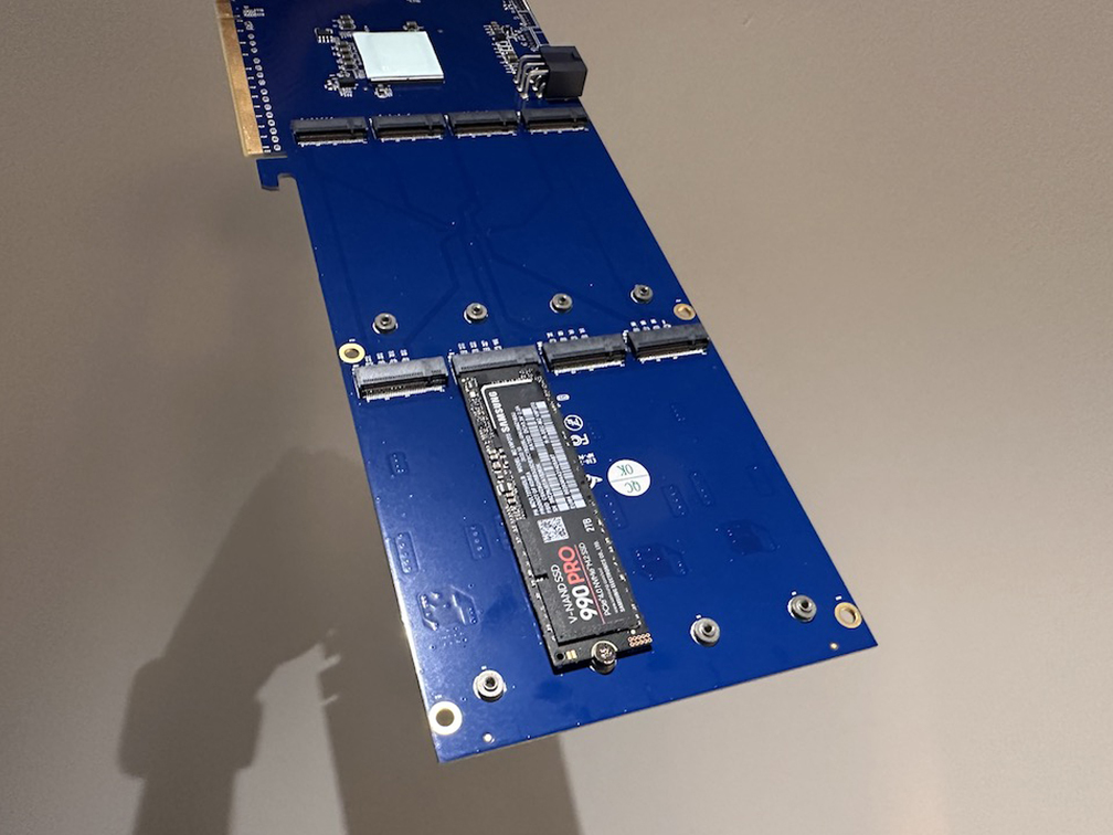 デスクトップPCの限界突破！ 最大8枚のSSDを積めるPCIeストレージ