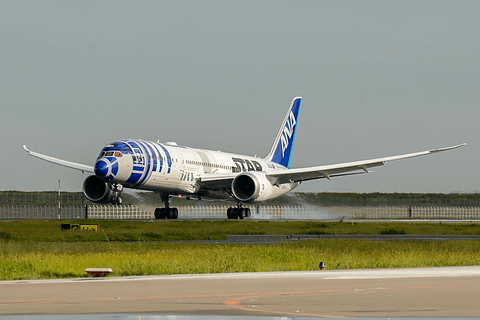 ANAのスター・ウォーズ特別塗装機「R2-D2 ANA JET」が10月2日に日本