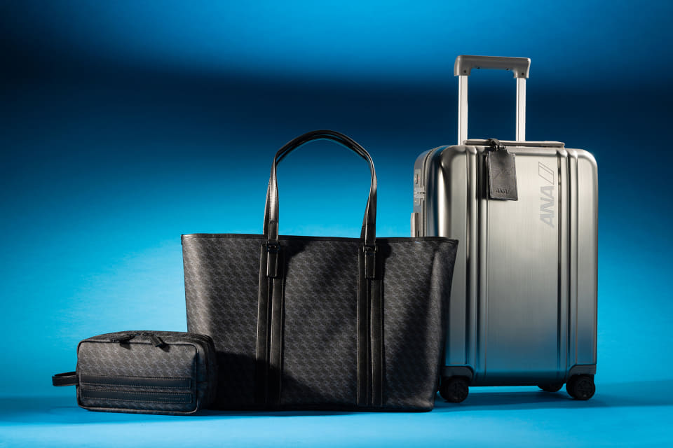 ANA×ゼロハリバートン、三笘薫コラボバッグ/ラゲージ。型押しサイン