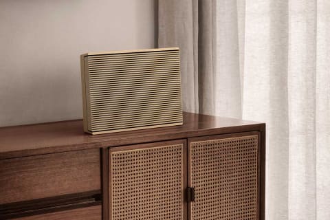 Bang & Olufsen、3つの置き方が選べる薄型ワイヤレススピーカー - AV Watch
