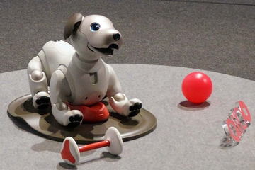 ソニーのロボット犬「aibo」復活! 心のつながりをもつエンタメロボ