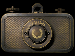 ロモグラフィー、「FRED PERRY」とコラボした真鍮製銀塩カメラ