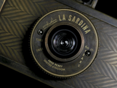 ロモグラフィー、「FRED PERRY」とコラボした真鍮製銀塩カメラ