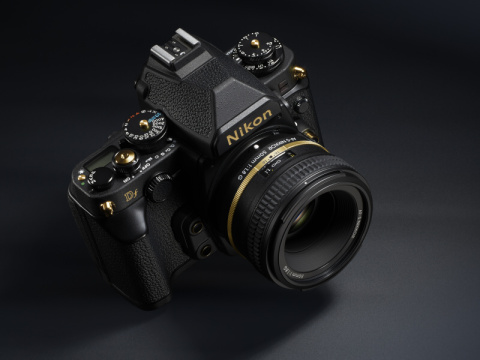ニコンDfに、限定1,600台の“Gold Edition” - デジカメ Watch Watch