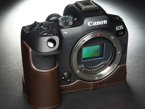 EOS R7」「X-H2S」用のハーフレザーケース。ブラックとダークブラウン