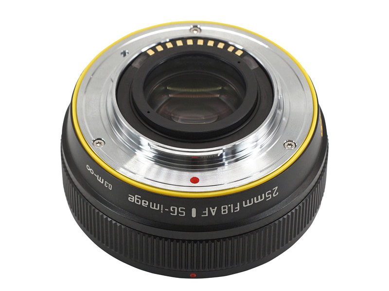 レッド、オレンジなどフォーカスリングの色が選べる広角単焦点レンズ