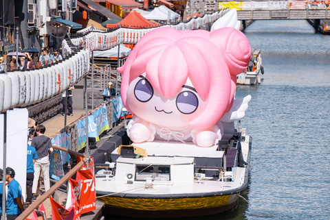 道頓堀に「NIKKE」巨大DORO＆リアル水着ニケ登場！ 現地写真を紹介