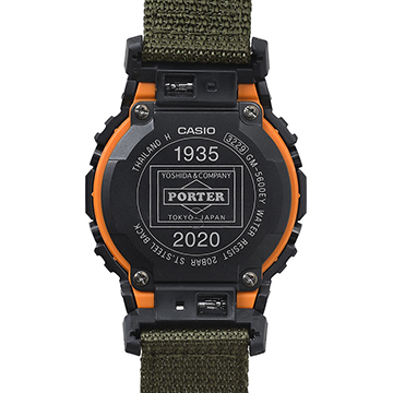 PORTER×G-SHOCKコラボウォッチ。バックライト点灯でポーターロゴ