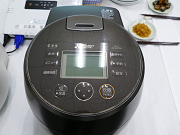 三菱、粒感の良い“かまどごはん”を追求した高級炊飯器「本炭釜 KAMADO