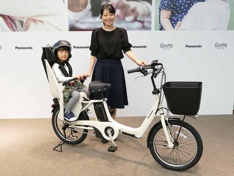 パナソニック、子供から目を離さずにボタン1つで開錠できる子育て