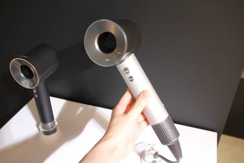 ダイソンのドライヤーに新色、スタイリッシュな「ブラック/ニッケル