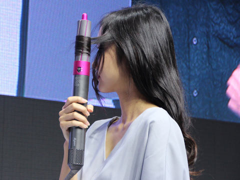 ダイソン、髪が自動的に巻きつくヘアアイロンを三越と伊勢丹で体験