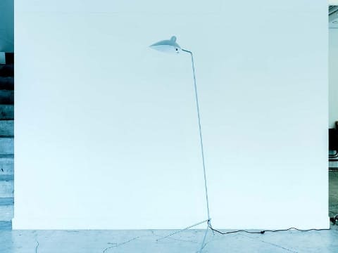 IDEE、セルジュ・ムーユが手掛けたフロアランプのシルバーモデルを30台