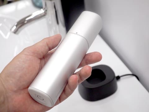 衣類のシミをこすらず落とすシャープの超音波ウォッシャー。漂白剤にも