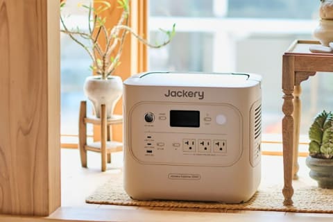 Jackery大容量ポータブル電源の新色 部屋になじむサンドゴールド