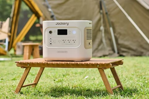 Jackery大容量ポータブル電源の新色 部屋になじむサンドゴールド