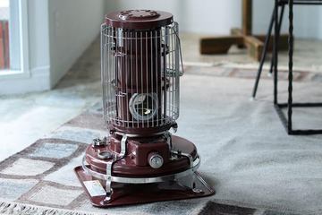 60～70年代アメリカンダイナーにありそうな石油ストーブ。トヨトミ