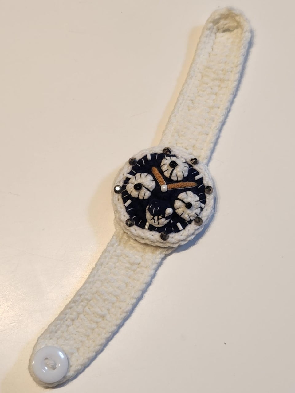 ニット編み腕時計は“10時10分”で止まっていた！ - ケータイ Watch