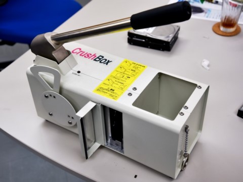 あの物理HDDクラッシャーで実際にHDDを破壊してきた ～話題となった