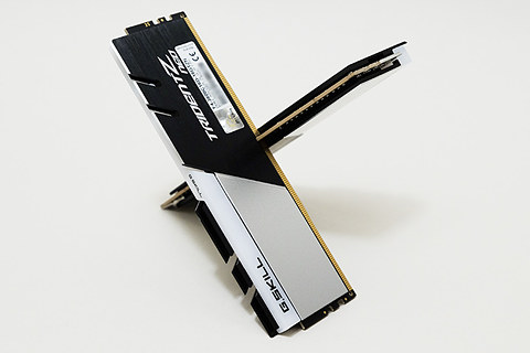 やじうまミニレビュー】Ryzen 3000+X570環境に最適化したDDR4メモリ