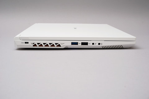 メモリ32GBで11万円台！さわやかホワイトな15.6型ノート ～パソコン