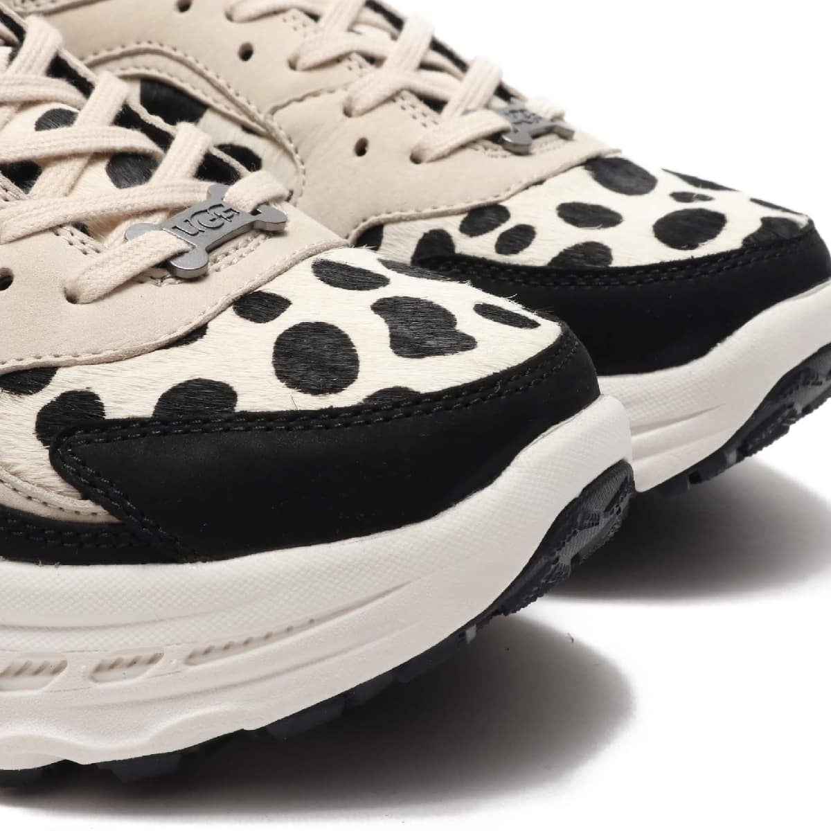 UGG CA805 Dalmatian（アグ CA805 ダルメシアン-オフホワイト