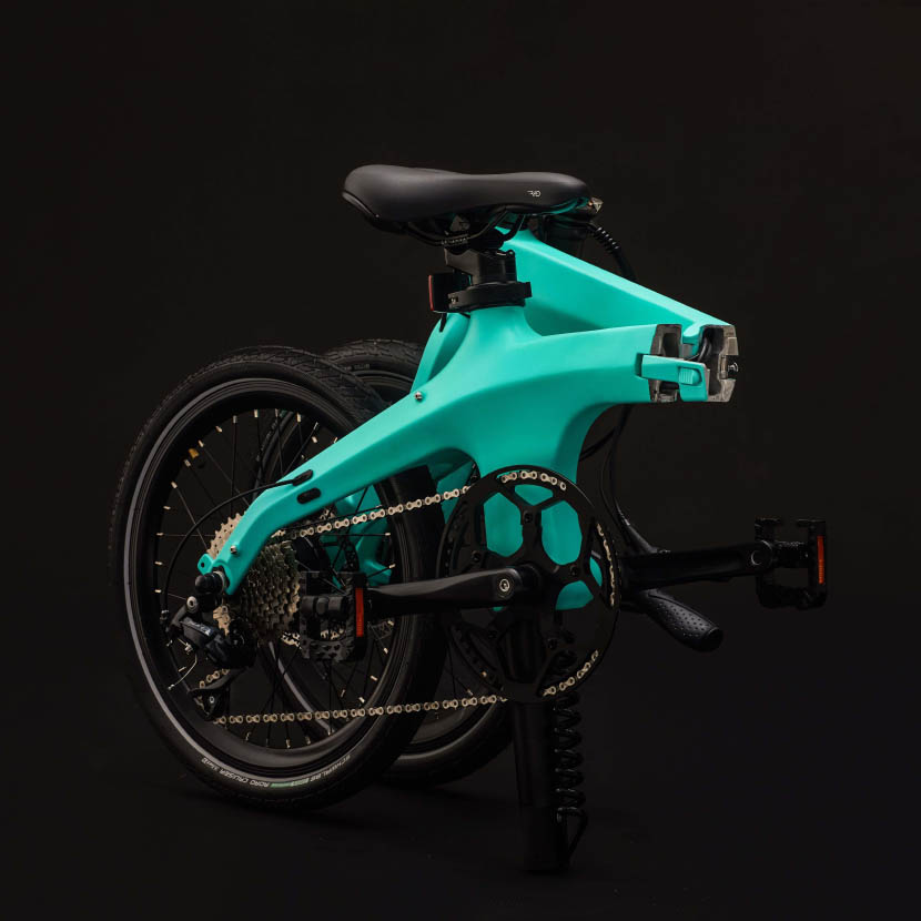 1回の充電で120km走れるのに、片手で持ち上がる超軽量電動アシスト