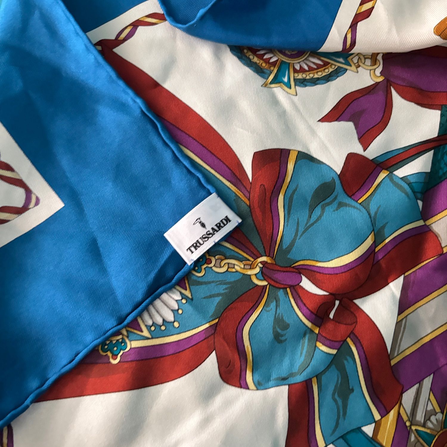 235 トラサルディ TRUSSARDI 大判 スカーフ シルク 正方形 88cm 勲章柄