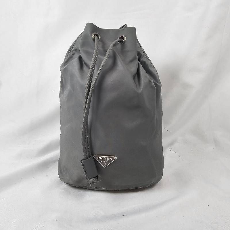 希少】プラダ 巾着ポーチ アイスグレー ギャランティ付 - メルカリ