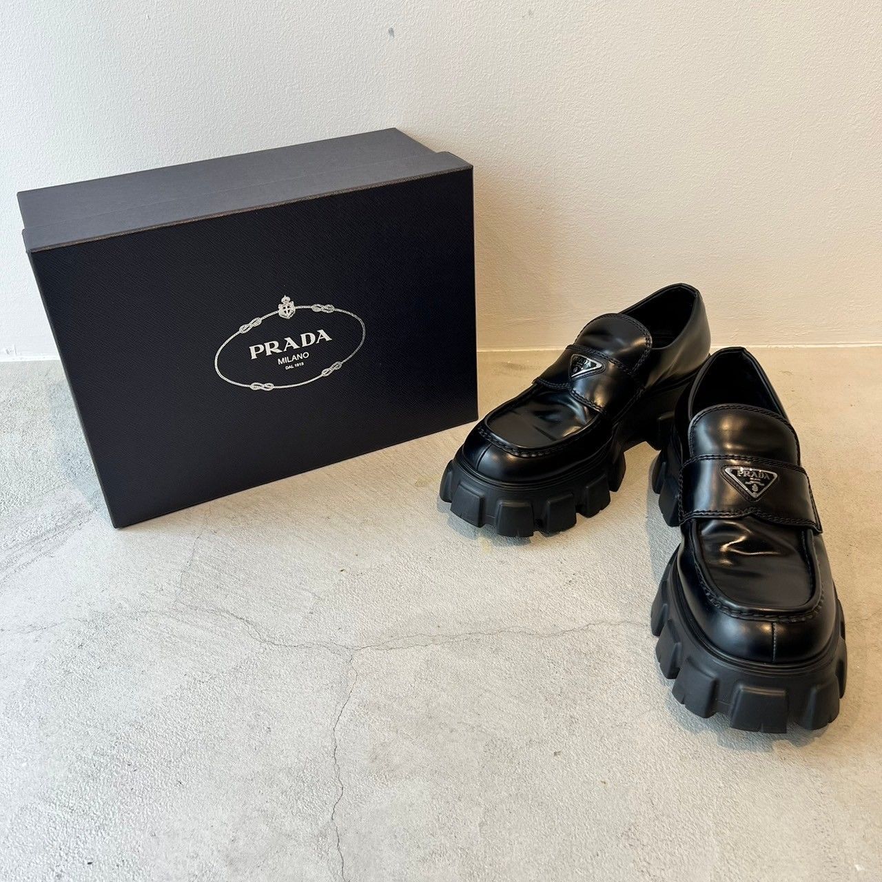 PRADA プラダ モノリス ブラッシュドレザー ローファー メンズ サイズ