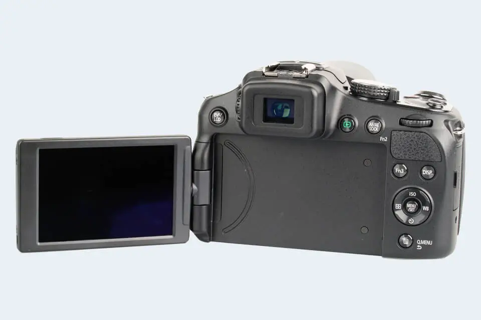 Panasonic FZ200: does it have a selfie screen?
