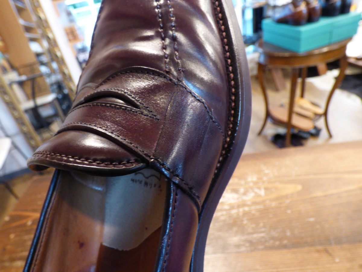 Alden（オールデン）ローファーのコードバンが裂けた部分を革をあてて