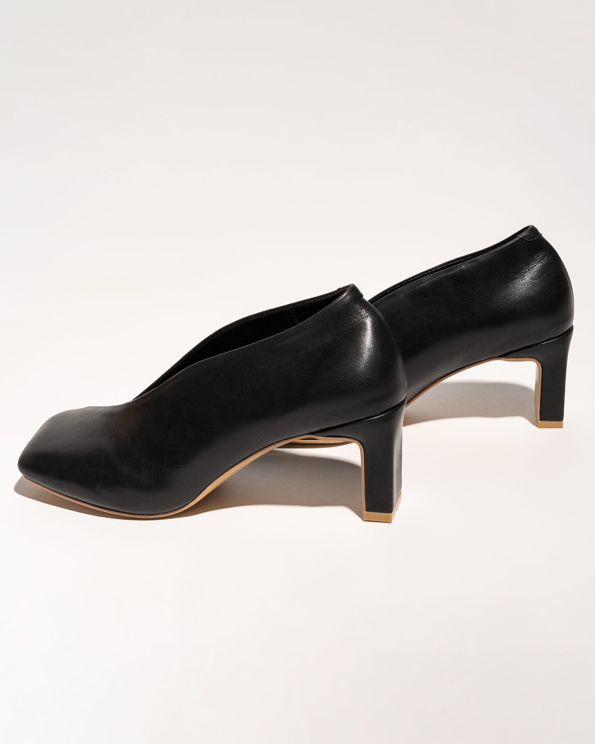 AMÉ Leather Mules with Asymmetric Toe - Black | COOSH