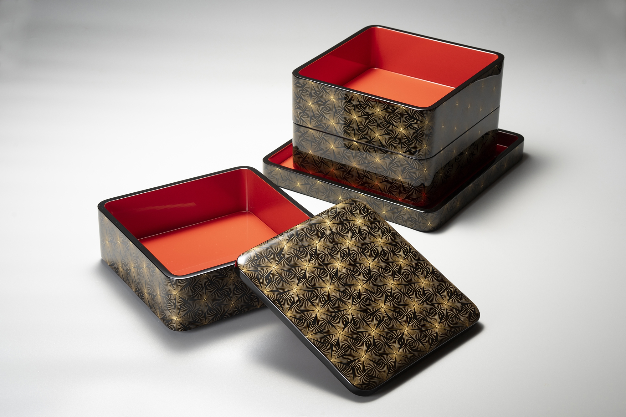 前古孝人【号：清玉】『 三段重 亀甲松沈金』 | 漆作品 | 日経アート